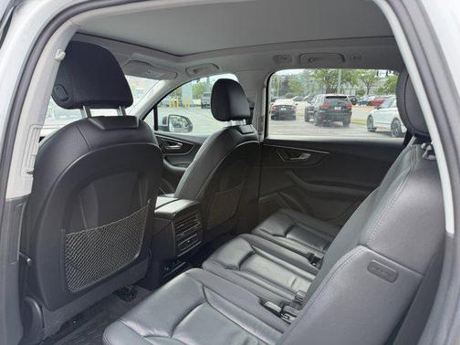 Glacier White Metallic 2023 Audi Q7 55 Premium Plus