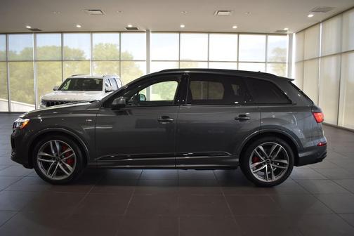 Daytona Gray Pearl Effect 2026 Audi Q7 55 Prestige