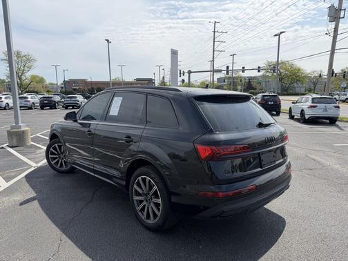 Mythos Black Metallic 2023 Audi Q7 45 Premium Plus