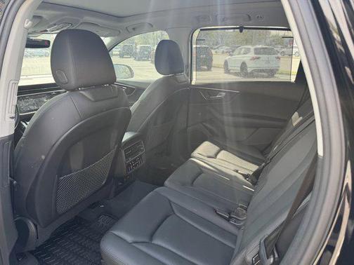 Mythos Black Metallic 2023 Audi Q7 45 Premium Plus