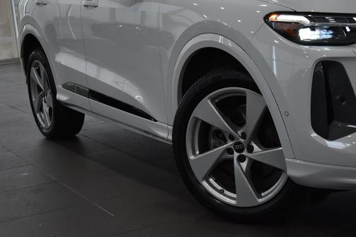 Glacier White Metallic 2025 Audi Q5 Premium Plus TFSI quattro S tronic