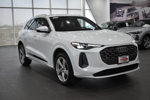 Glacier White Metallic 2025 Audi Q5 Premium Plus TFSI quattro S tronic