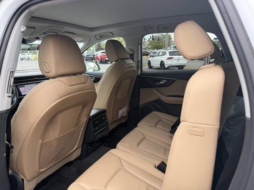 Glacier White Metallic 2023 Audi Q7 55 Premium Plus
