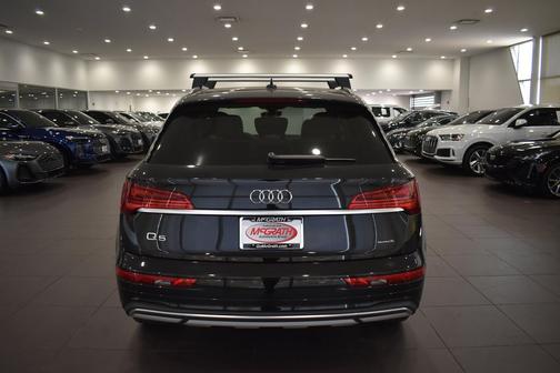 Mythos Black Metallic 2023 Audi Q5 40 Premium Plus