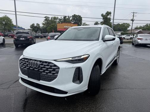 Glacier White Metallic 2025 Audi Q5 Premium Plus TFSI quattro S tronic