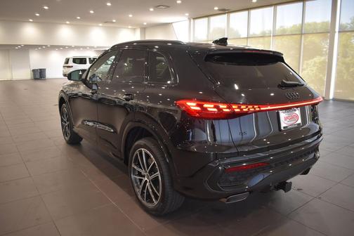 Mythos Black Metallic 2026 Audi Q5 Premium Plus TFSI quattro S tronic