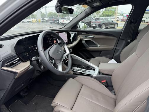 Glacier White Metallic 2025 Audi Q5 Premium Plus TFSI quattro S tronic