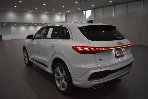 Glacier White Metallic 2025 Audi Q5 Premium Plus TFSI quattro S tronic