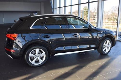 Photo 5 of 27 of 2020 Audi Q5 45 Premium