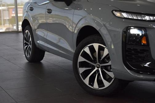 Arrow Gray Pearl Effect 2026 Audi Q3 S line