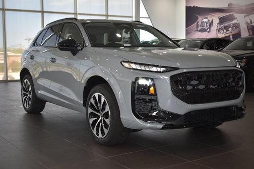 Arrow Gray Pearl Effect 2026 Audi Q3 S line
