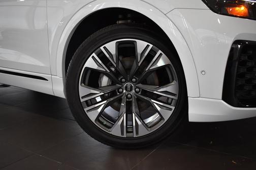 Glacier White Metallic 2025 Audi Q8 55 Premium Plus