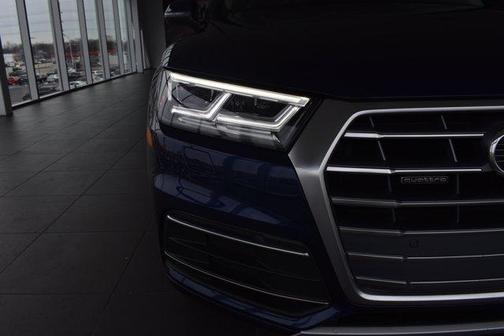 Photo 2 of 28 of 2020 Audi Q5 45 Premium Plus