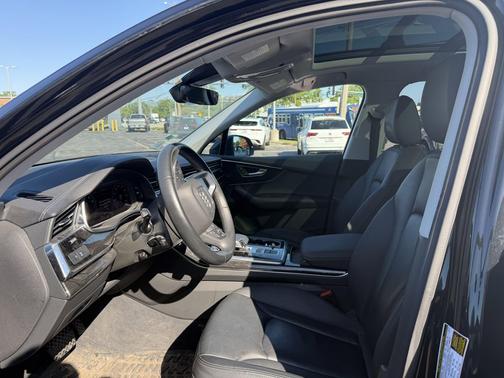 Mythos Black Metallic 2023 Audi Q7 55 Premium