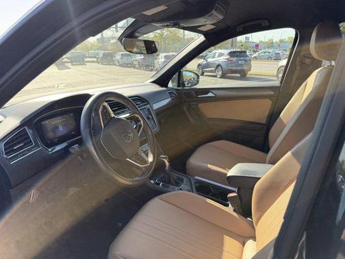 Deep Black Pearl 2022 Volkswagen Tiguan 2.0T SE 4MOTION