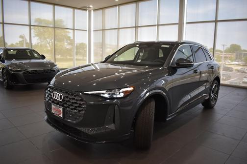 Tambora Gray Metallic 2026 Audi Q5 Prestige
