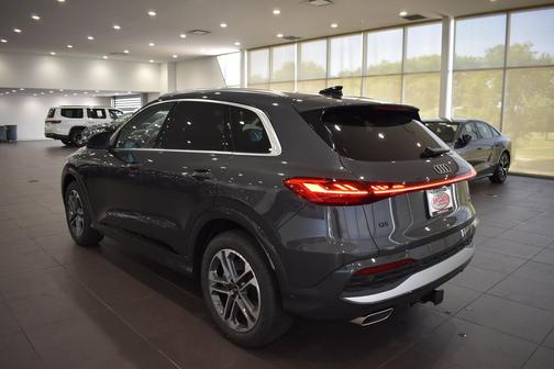 Tambora Gray Metallic 2026 Audi Q5 Prestige