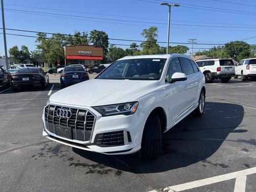 2023 Audi Q7 45 Premium