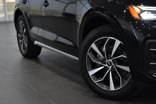 Mythos Black Metallic 2021 Audi Q5 45 Premium Plus