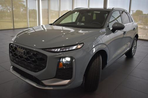 Arrow Gray Pearl Effect 2026 Audi Q3 TFSI quattro S tronic