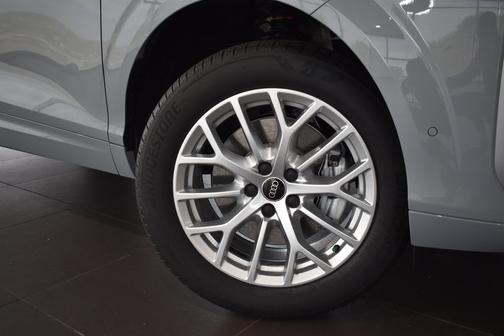 Arrow Gray Pearl Effect 2026 Audi Q3 TFSI quattro S tronic