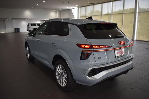 Arrow Gray Pearl Effect 2026 Audi Q3 TFSI quattro S tronic