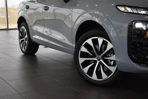 Arrow Gray Pearl Effect 2026 Audi Q3 TFSI quattro S tronic