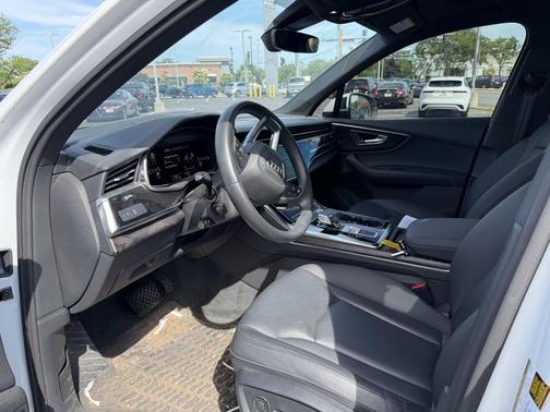 Glacier White Metallic 2023 Audi Q7 45 Premium Plus