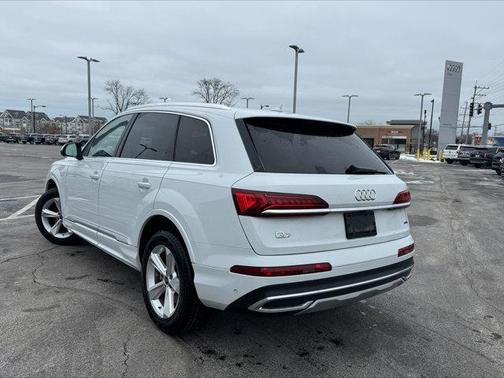 2023 Audi Q7 45 Premium Plus