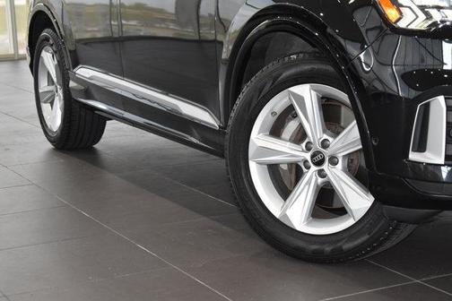 Mythos Black Metallic 2023 Audi Q7 45 Premium Plus