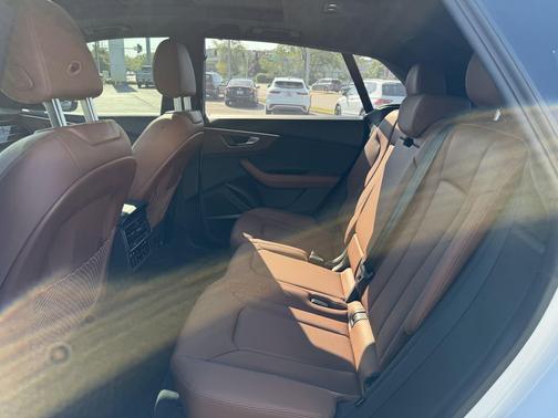 Glacier White Metallic 2025 Audi Q8 55 Premium Plus