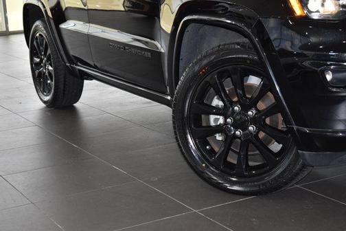 Diamond Black Crystal Pearlcoat 2021 Jeep Grand Cherokee Laredo