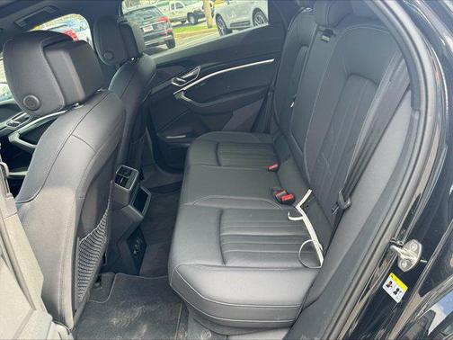 Mythos Black Metallic 2023 Audi e-tron Premium Plus quattro