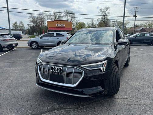 Mythos Black Metallic 2023 Audi e-tron Premium Plus quattro
