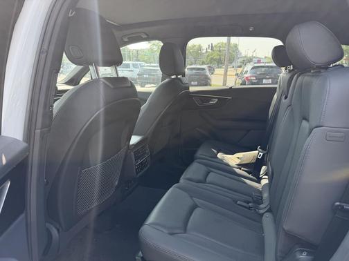 Glacier White Metallic 2023 Audi Q7 55 Premium Plus