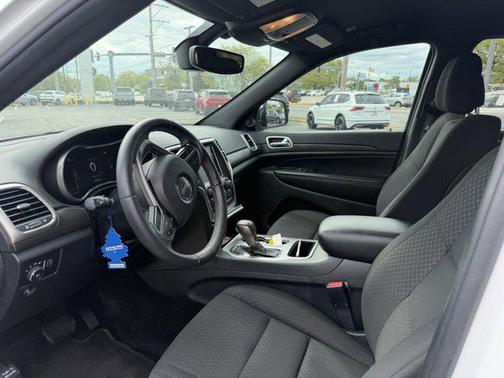 Bright White Clearcoat 2018 Jeep Grand Cherokee Laredo E