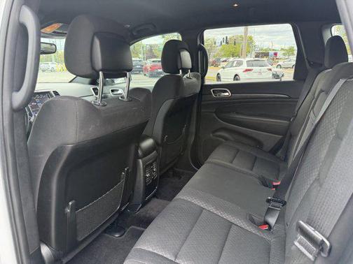 Bright White Clearcoat 2018 Jeep Grand Cherokee Laredo E