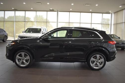 Mythos Black Metallic 2025 Audi Q5 Premium Plus TFSI quattro S tronic