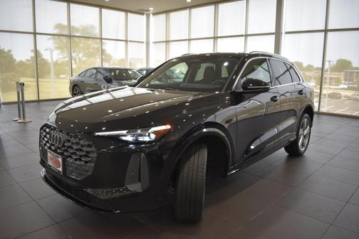 Mythos Black Metallic 2025 Audi Q5 Premium Plus TFSI quattro S tronic