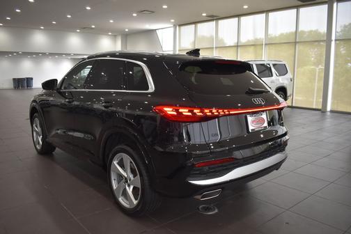 Mythos Black Metallic 2025 Audi Q5 Premium Plus TFSI quattro S tronic