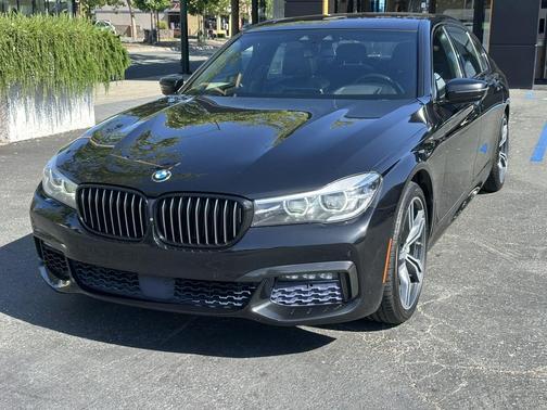 Black Sapphire Metallic 2017 BMW 740 740i