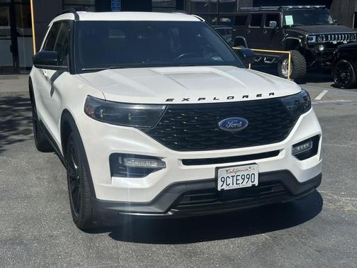 Star White Metallic Tri-Coat 2022 Ford Explorer ST-Line