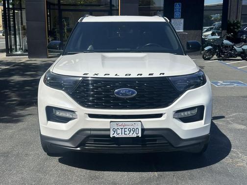 Star White Metallic Tri-Coat 2022 Ford Explorer ST-Line