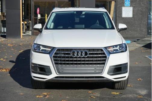 Photo 4 of 27 of 2017 Audi Q7 3.0T Premium