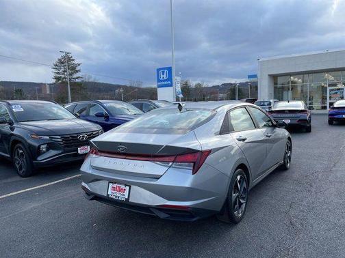 Shimmering Silver Pearl 2023 Hyundai ELANTRA SEL