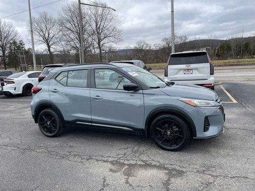 2022 Nissan Kicks SR