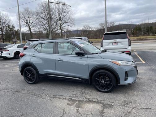 2022 Nissan Kicks SR