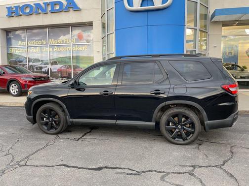 Crystal Black Pearl 2025 Honda Pilot Black Edition