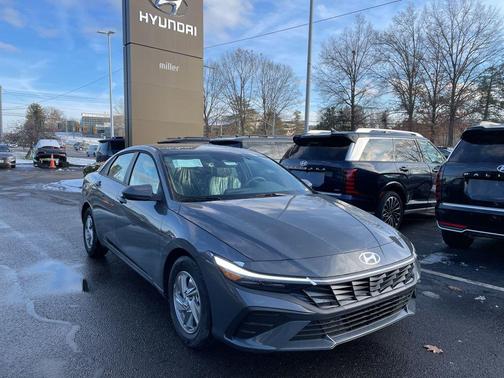 2025 Hyundai ELANTRA SE