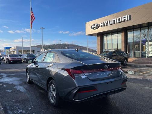 2025 Hyundai ELANTRA SE